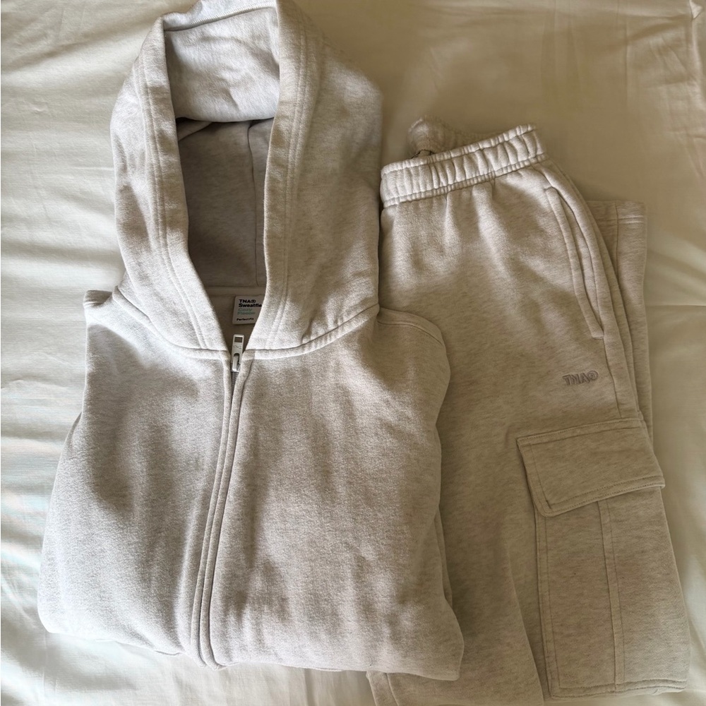 Women’s heather gray zip up hoodie and cargo straight leg sweatpants.